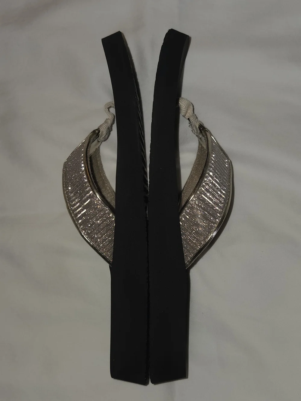 Yellow Box Women's Gold Metallic Flip Flop Sandals 🔥 NEW Size 9